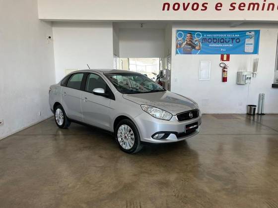 FIAT GRAND SIENA 1.6 MPI ESSENCE 16V FLEX 4P MANUAL FIAT GRAND SIENA 1.6 MPI ESSENCE 16V FLEX 4P MANUAL